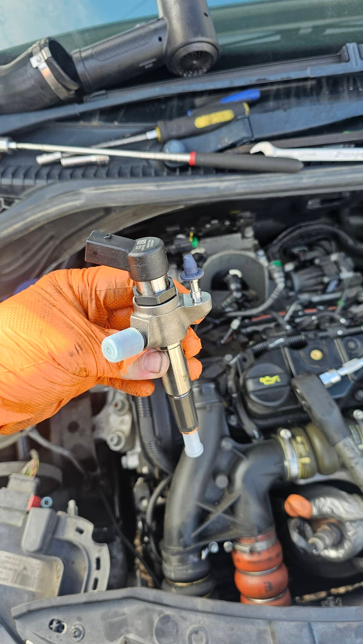 Fuel injector removal on customer vehicle